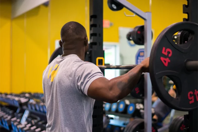 Man in gray shirt preparing to lift.